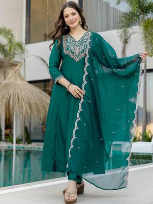 Green chinon heavy thread embroidery work kurta pant set 1