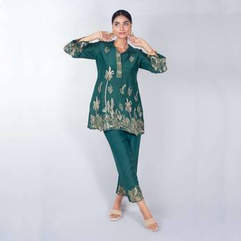 Green embroidered linen kurta set 2