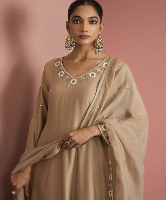 beige katan silk kurta pant set with organza dupatta 2