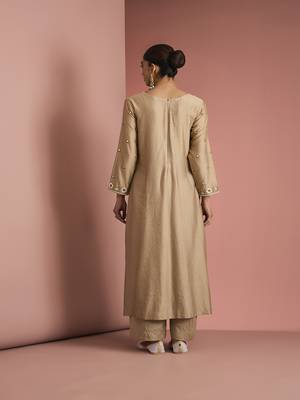 beige katan silk kurta pant set with organza dupatta 5