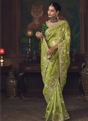 Parrot green zari woven silk blend embroidered border saree 2