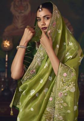 Parrot green zari woven silk blend embroidered border saree 3