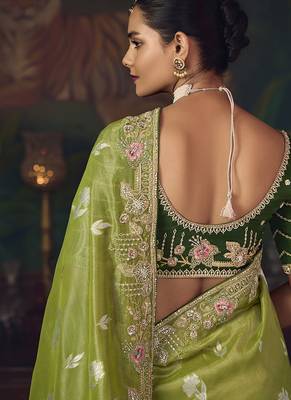Parrot green zari woven silk blend embroidered border saree 4