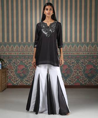 Black embroidered kurta set 4