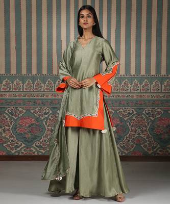 Green embroidered kurta set 2