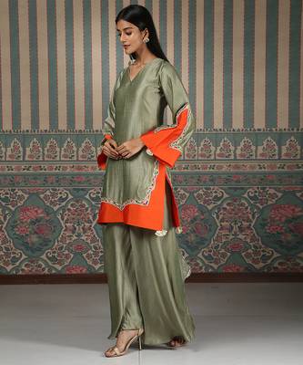 Green embroidered kurta set 4