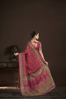 rani pink  position foil digitally printed saree with blouse 3