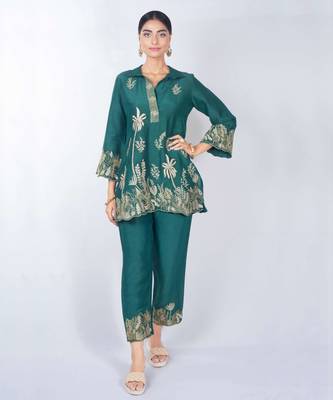 Green embroidered linen kurta set 3