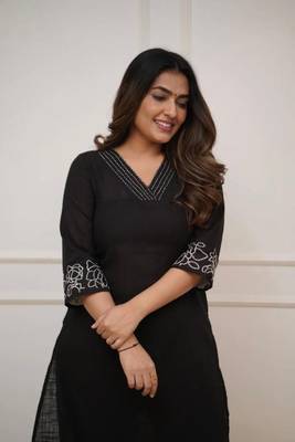 black floral embroidered cotton kurta with trouser 3