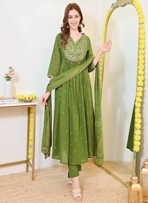 green floral embroidered  cotton kurta with trouser and dupatta 3