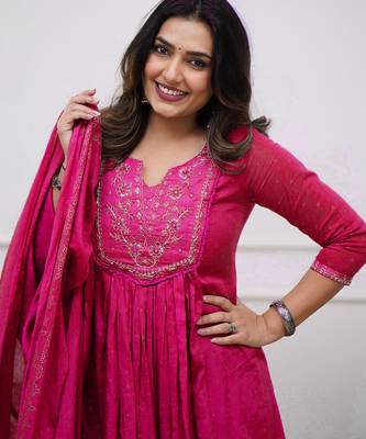 pink cotton embroidered straight kurta pant and dupatta set 2
