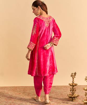 Pink embroidered velvet kurta set 2