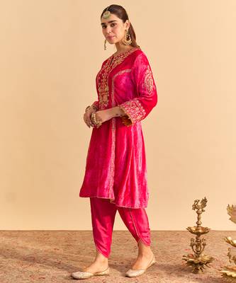 Pink embroidered velvet kurta set 3