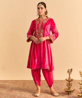 Pink embroidered velvet kurta set 4