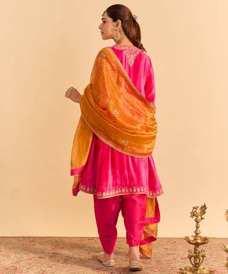 Pink embroidered velvet kurta set 2