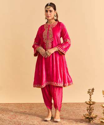 Pink embroidered velvet kurta set 3