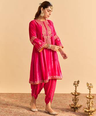 Pink embroidered velvet kurta set 4