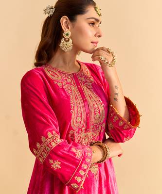 Pink embroidered velvet kurta set 5