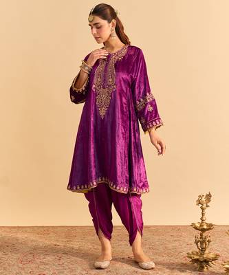 Purple embroidered velvet kurta set 2