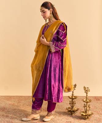 Purple embroidered velvet kurta set with dupatta 2