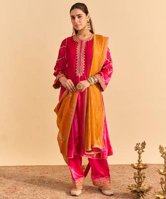 Pink embroidered velvet kurta set with dupatta 1