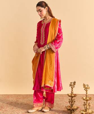 Pink embroidered velvet kurta set with dupatta 2