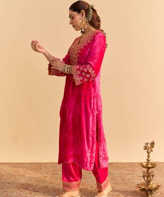 Pink embroidered velvet kurta set 2