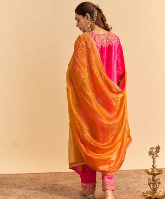 Pink embroidered velvet kurta set with dupatta 2