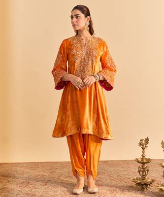 Orange embroidered velvet kurta set with dupatta 2
