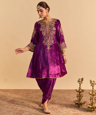 Purple embroidered velvet kurta set 2