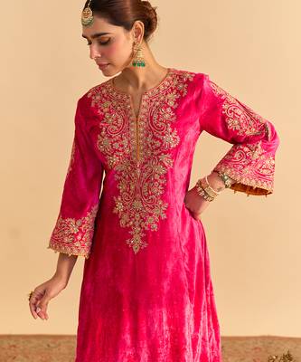 Pink embroidered velvet kurta set 3