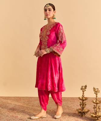 Pink embroidered velvet kurta set with dupatta 2
