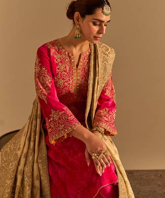 Pink embroidered velvet kurta set with dupatta 4