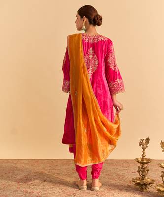 Pink embroidered velvet kurta set with dupatta 5
