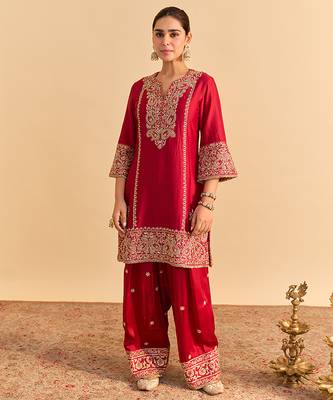 Red embroidered silk kurta set with dupatta 2