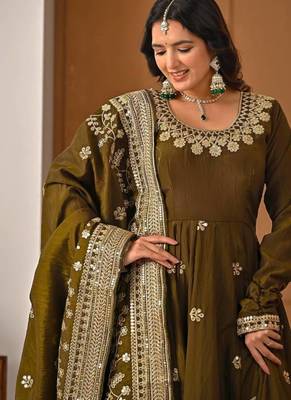 Green faux blooming embroidered Anarkali suit 4