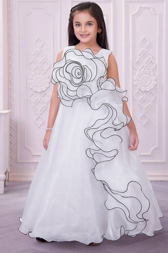 white organza party gown with sleeveless style