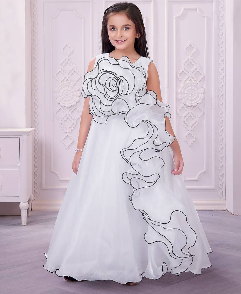 white organza party gown with sleeveless style