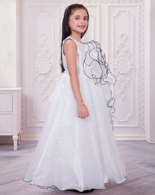 white organza party gown with sleeveless style 3