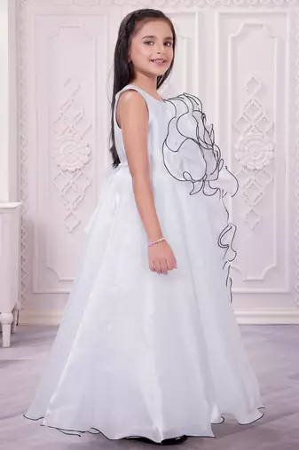 white organza party gown with sleeveless style