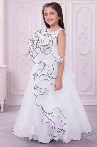 white organza party gown with sleeveless style
