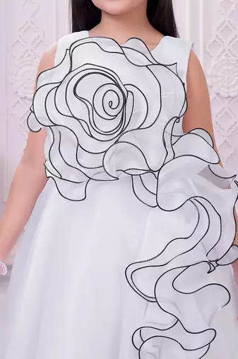 white organza party gown with sleeveless style