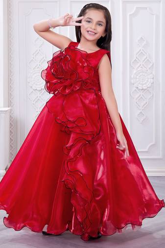 red organza gown with sleeveless style