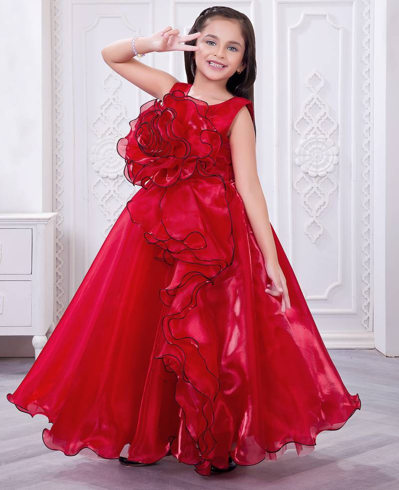 red organza gown with sleeveless style