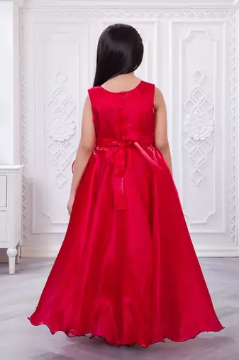 red organza gown with sleeveless style