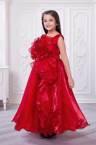 red organza gown with sleeveless style