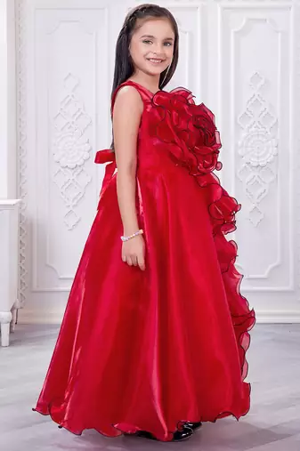 red organza gown with sleeveless style