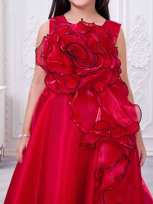 red organza gown with sleeveless style 5