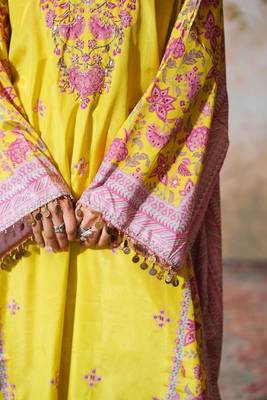 Yellow printed crepe kaftan set 5