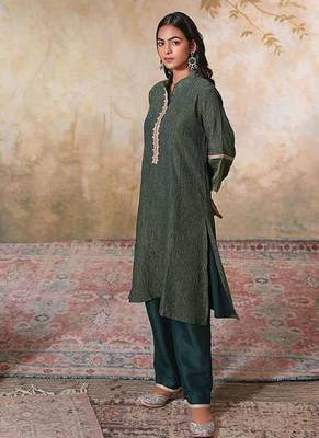 Green embroidered tissue kurta set 4
